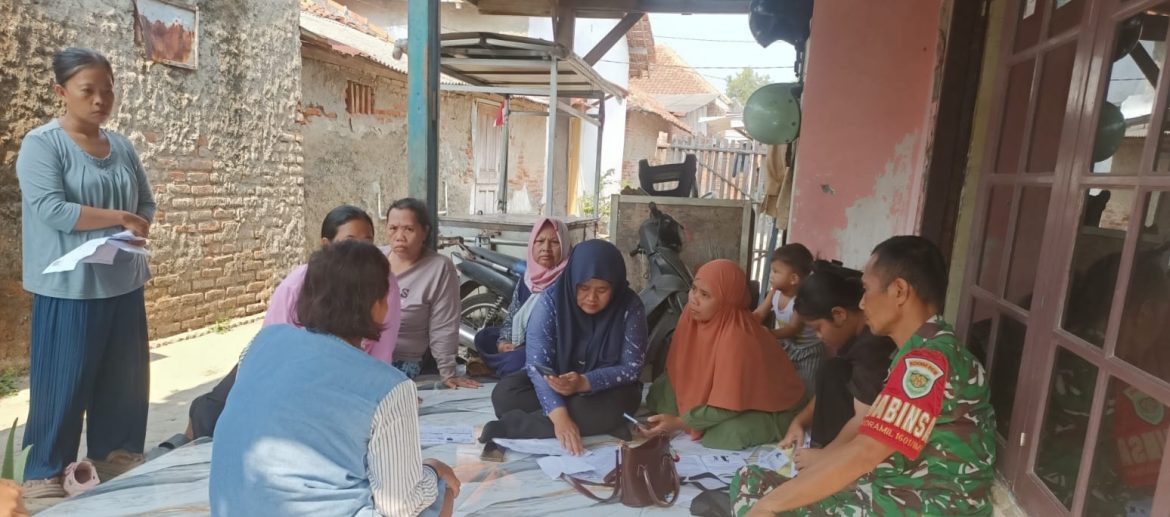 Perkuat Kedekatan dengan Warga, Babinsa Koramil 1601/Indramayu Ajak Masyarakat Jaga Kamtibmas dan Kebersihan Lingkungan