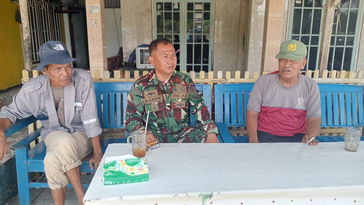 Antisipasi Kebakaran dan Kekeringan, Babinsa Koramil 1601/Indramayu Gelar Komsos Bersama Aparat Desa Sukareja