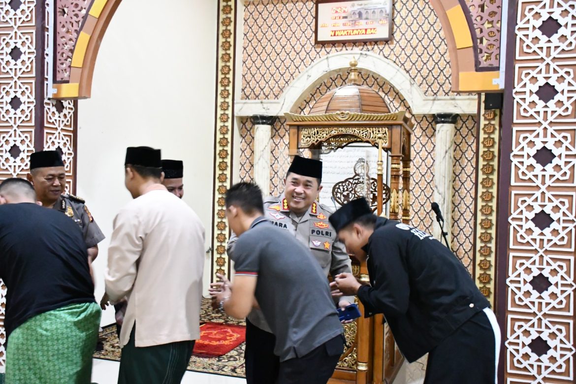Pererat Silaturahmi dan Jaga Kamtibmas, Kapolresta Cirebon dan 27 Kapolsek Jajaran Gelar Shalat Subuh Keliling