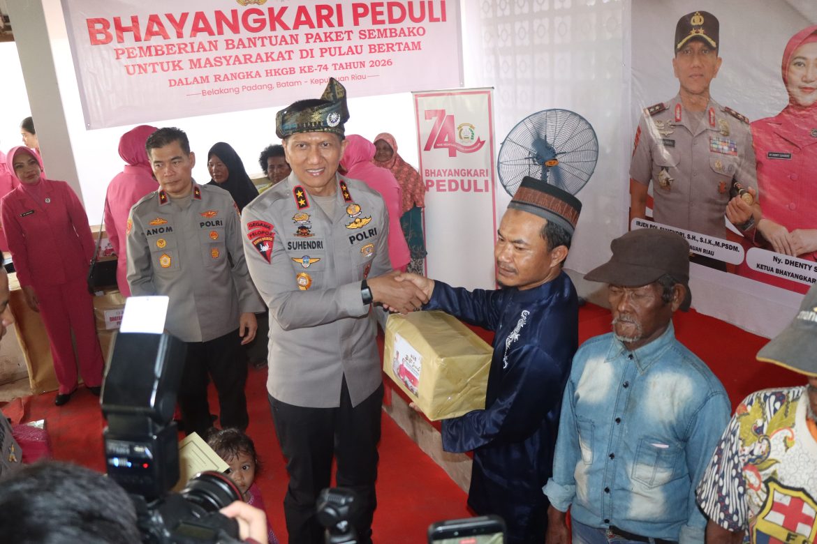 KAPOLDA KEPRI BERSAMA BHAYANGKARI SALURKAN BANSOS KEPADA MASYARAKAT PULAU BERTAM