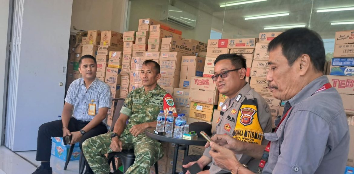 Perkuat Sinergitas TNI dan Masyarakat, Babinsa Koramil 1608/Karangampel Gelar Komsos di Desa Mundu