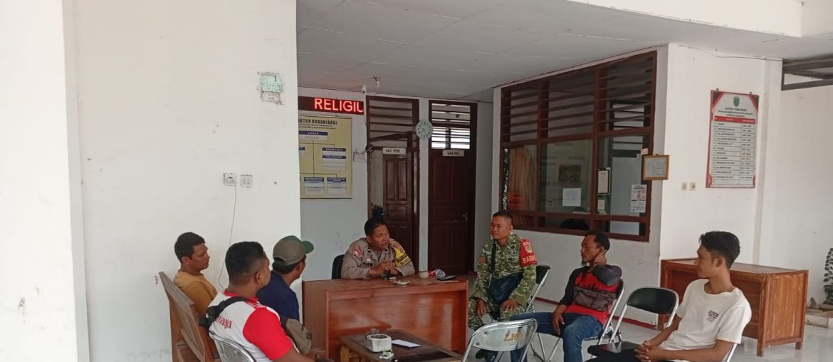 Perkuat Sinergitas Tiga Pilar, Babinsa Koramil 1601/Indramayu Ajak Warga Lemahmekar Jaga Kamtibmas