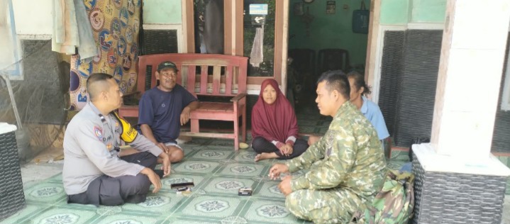 Pererat Silaturahmi dengan Warga, Babinsa Koramil 1601/Indramayu Ajak Masyarakat Sukaurip Jaga Kebersihan dan Keamanan Lingkungan