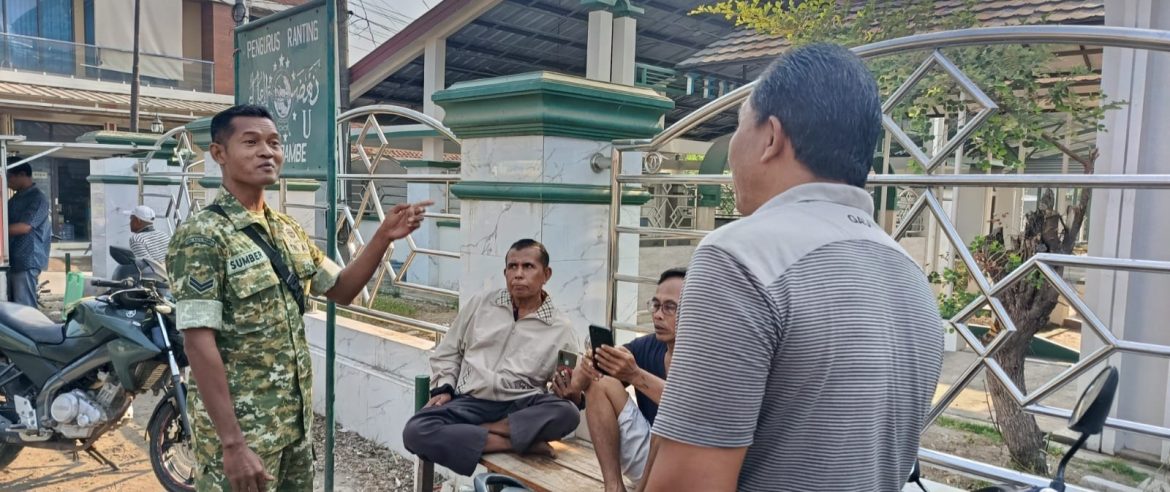 Babinsa Koramil 1605 Sukagumiwang Perkuat Silaturahmi dan Gotong Royong Bersama Masyarakat Larangan Jambe