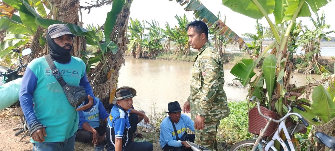 Jalin Kedekatan dengan Warga, Babinsa Koramil 1601/Indramayu Ajak Masyarakat Rawadalem Jaga Kebersihan dan Keamanan Lingkungan