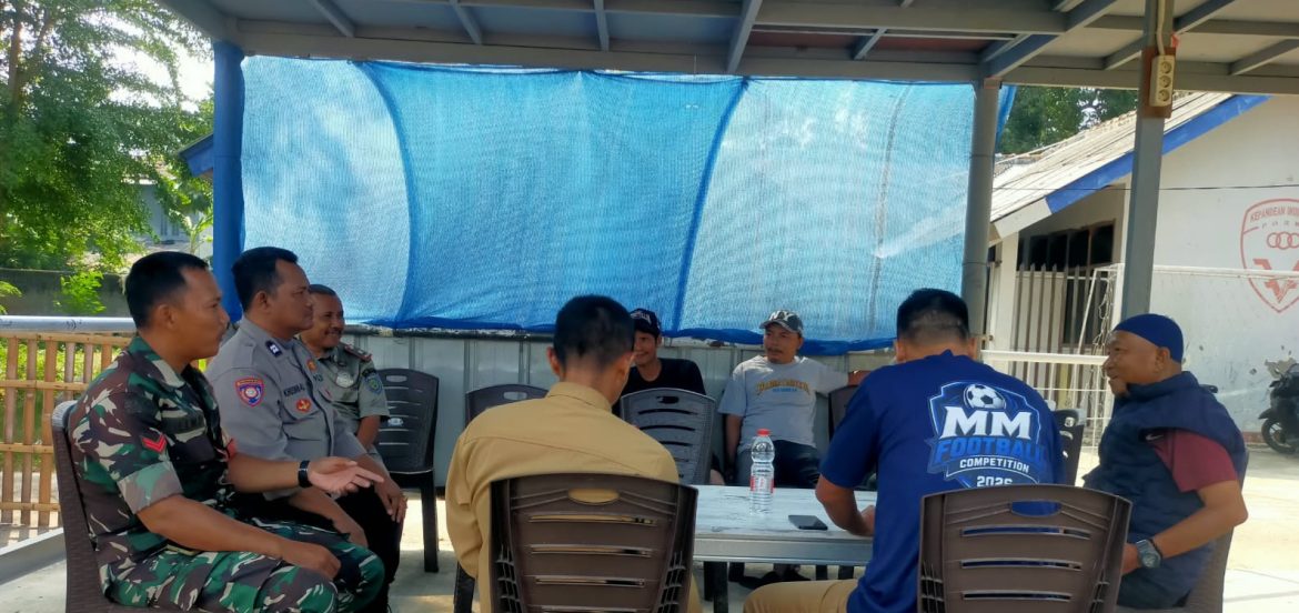 Perkuat Sinergi Tiga Pilar, Babinsa Koramil 1601/Indramayu Ajak Warga Kepandean Jaga Kamtibmas dan Bina Generasi Muda