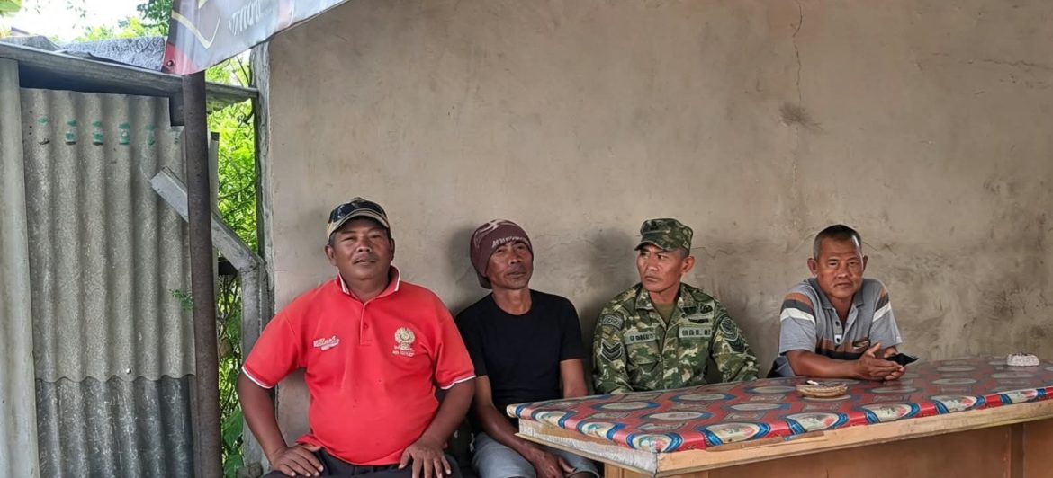 Babinsa Koramil 1608/Karangampel Komsos Bersama Warga Mundu, Perkuat Sinergitas TNI dan Rakyat