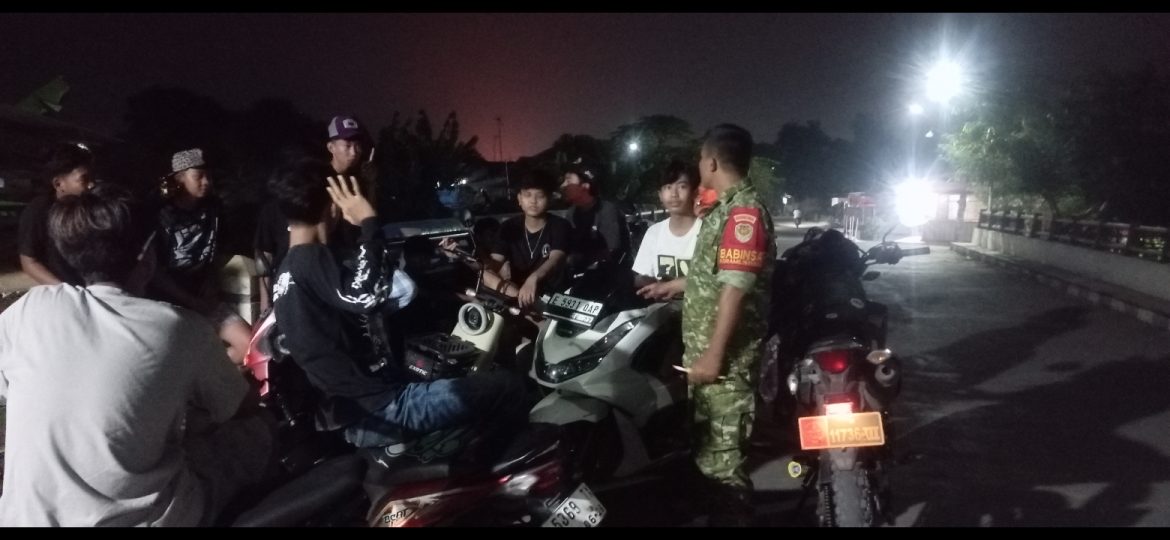 Komsos di Desa Gelarmandala,Banbinsa Koramil 1601 Indramayu Perkuat Kedekatan TNI dengan Masyarakat