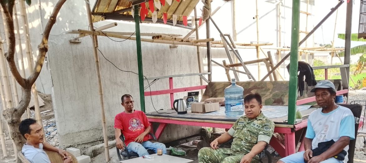 Pererat Sinergi dengan Pamong dan Warga, Babinsa Koramil 1605 Sukagumiwang Gelar Komsos di Desa Kliwed