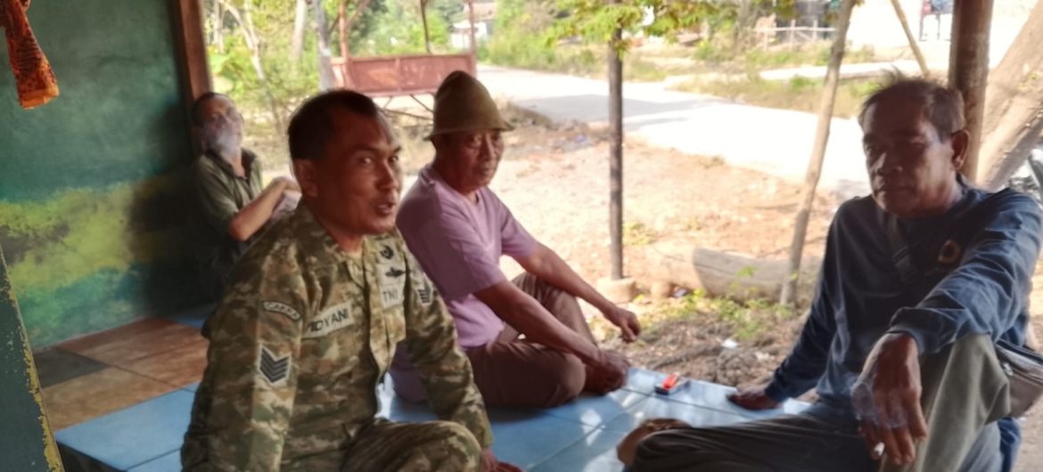 Pererat Kedekatan dengan Warga, Babinsa Koramil 1605/Sukagumiwang Ajak Masyarakat Gunungsari Perkuat Gotong Royong