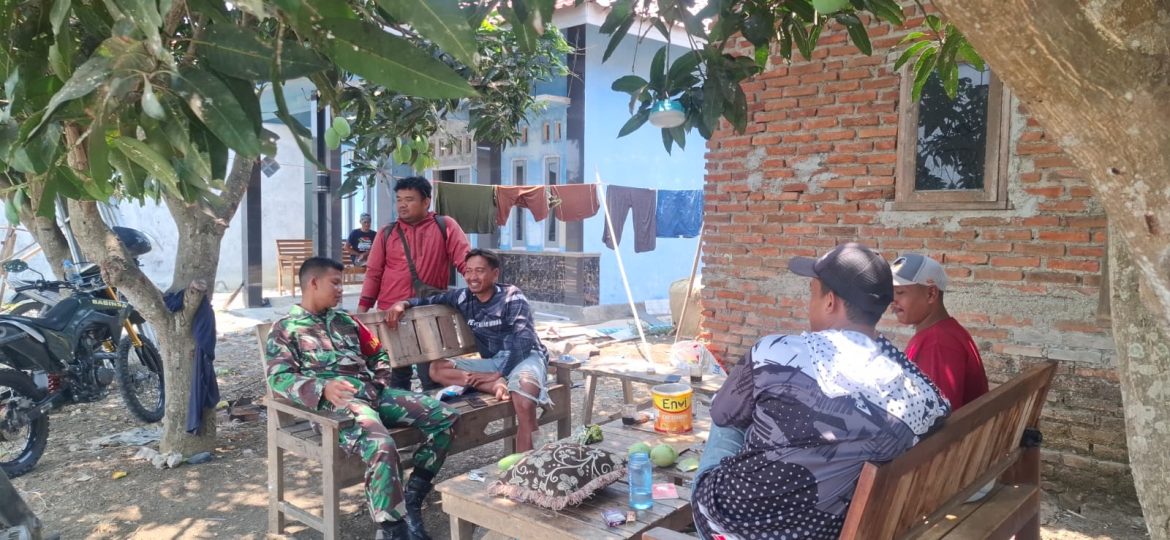 Pererat Kedekatan dengan Petani,Babinsa Koramil 1601 Indramayu Komsos di Desa Sudimampir Lor
