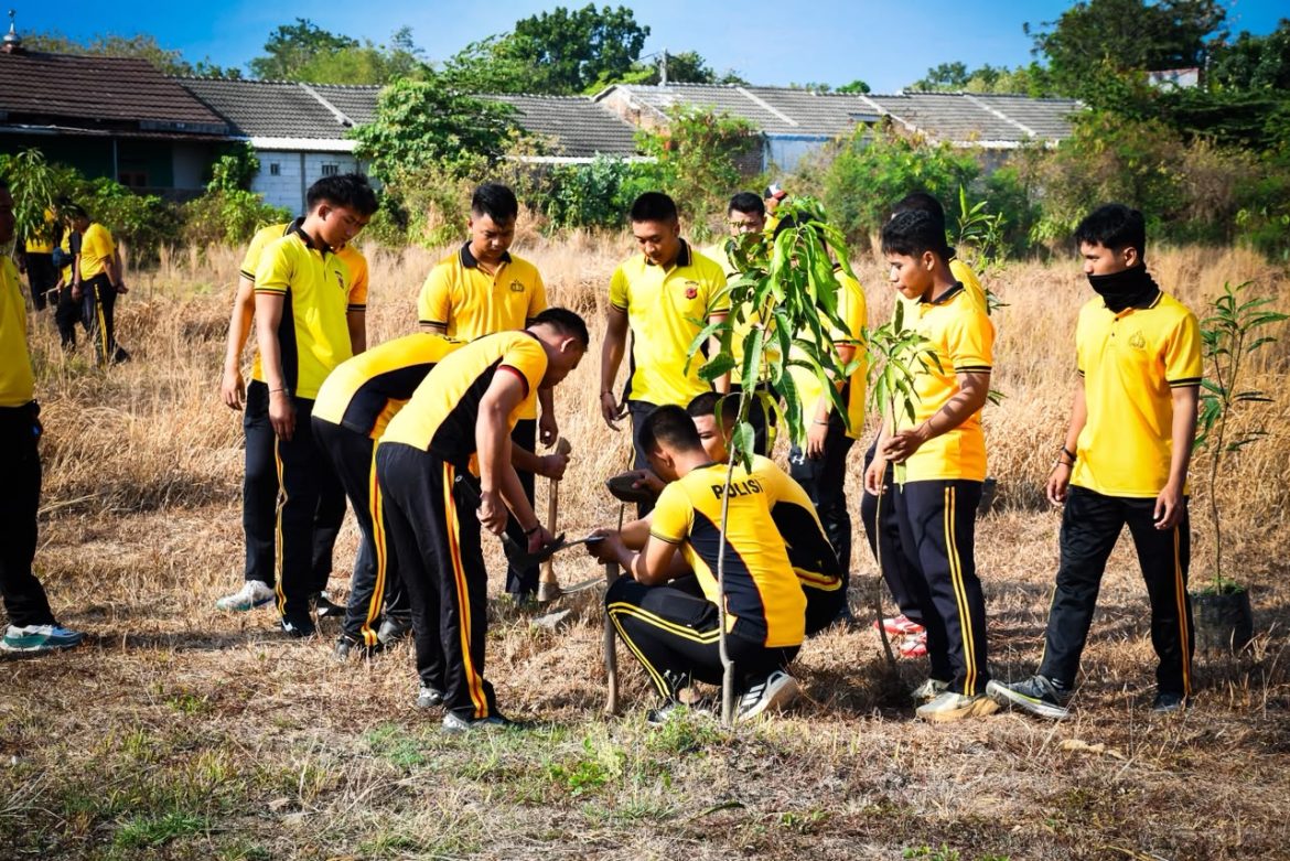 Polresta Cirebon Tanam 30 Bibit Pohon Mangga, Kapolresta: Menjaga Lingkungan Adalah Tanggung Jawab Bersama