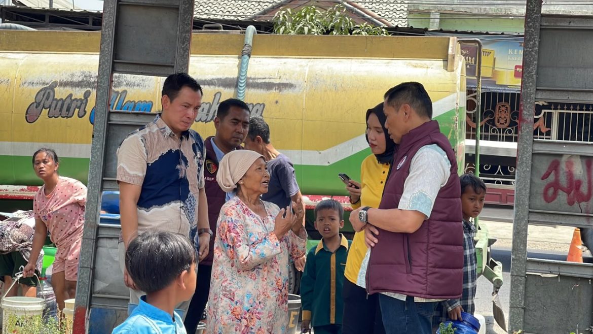 Polresta Cirebon Salurkan 18.000 Liter Air Bersih untuk Warga Palimanan Barat