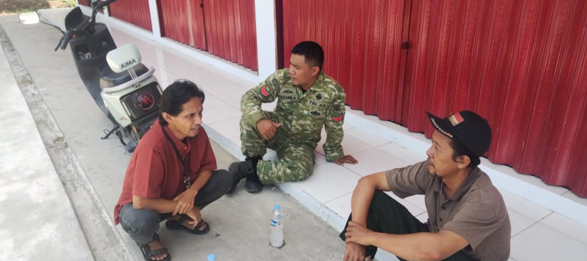 Babinsa Koramil 1608 Karangampel Komsos Bersama Warga, Ajak Jaga Keamanan dan Cegah Kebakaran