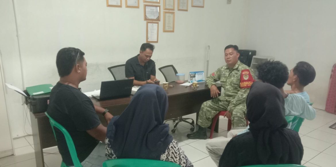 Pererat Silaturahmi, Babinsa Koramil 1601/Indramayu Ajak Warga Pabean Udik Jaga Kamtibmas dan Kebersihan Lingkungan