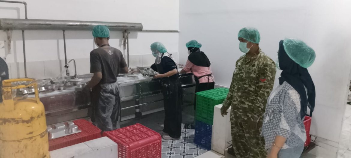 Babinsa Koramil 1601/Indramayu Monitoring SPPG Rawadalem, Pastikan Kegiatan Berjalan Aman dan Tertib
