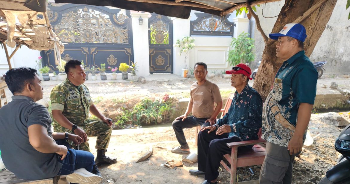 Perkuat Keamanan Lingkungan, Babinsa Koramil 1608 Karangampel Jalin Komsos Bersama Tokoh Pemuda dan Pamong Desa
