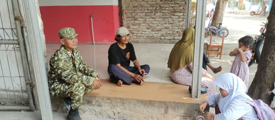 Pererat Silaturahmi dengan Ketua PKK dan Warga, Babinsa Koramil 1605 Sukagumiwang Ajak Masyarakat Jaga Kondusivitas Desa