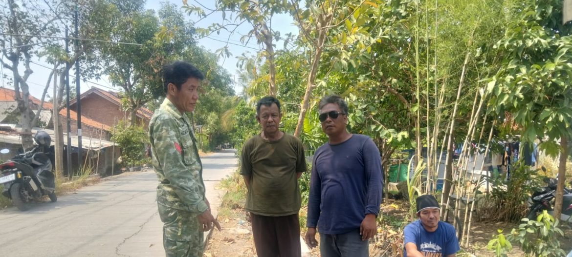 Perkuat Kedekatan dengan Warga, Babinsa Koramil 1601 Indramayu Ajak Masyarakat Jaga Kesehatan dan Keamanan Lingkungan