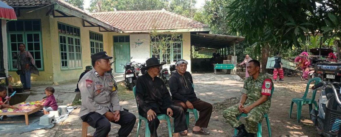 Pererat Silaturahmi dengan Warga, Babinsa Koramil 1601/Indramayu Ajak Masyarakat Jaga Keamanan dan Kebersihan Lingkungan