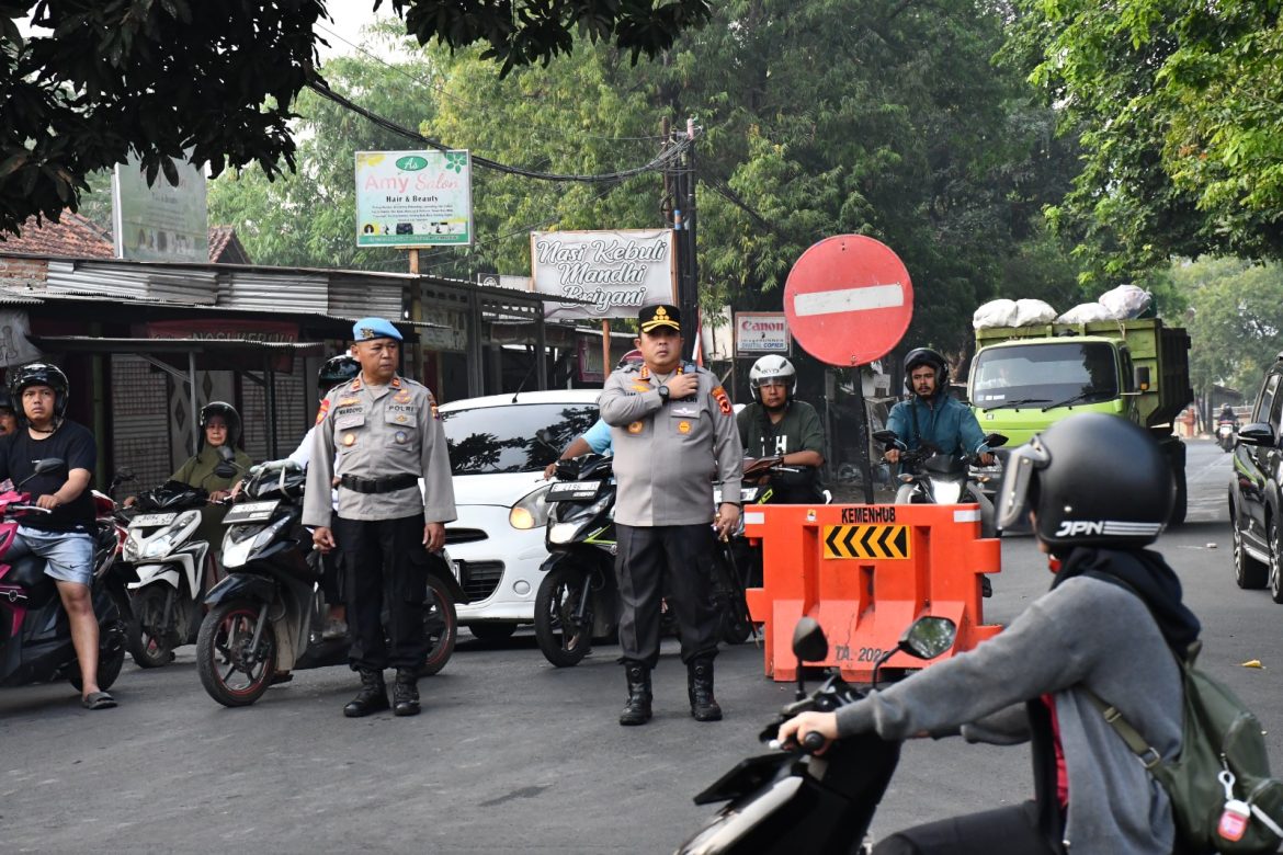 Kapolresta Cirebon Turun Langsung Pantau Gatur Lalu Lintas, 979 Personel Siaga di 166 Titik