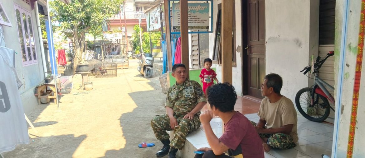 Pererat Silaturahmi dengan Warga, Babinsa Koramil 1605/Sukagumiwang Sosialisasikan Program Pemerintah dan Rekrutmen TNI AD