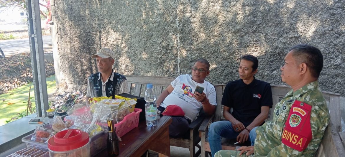 Pererat Silaturahmi dengan Warga, Babinsa Koramil 1601/Indramayu Ajak Masyarakat Jaga Lingkungan dan Kamtibmas