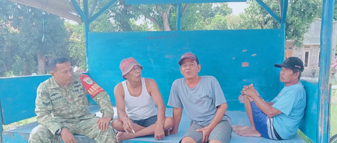 Pererat Kemanunggalan TNI dan Rakyat, Babinsa Koramil 1608 Karangampel Sampaikan Imbauan Keamanan hingga Informasi Rekrutmen TNI