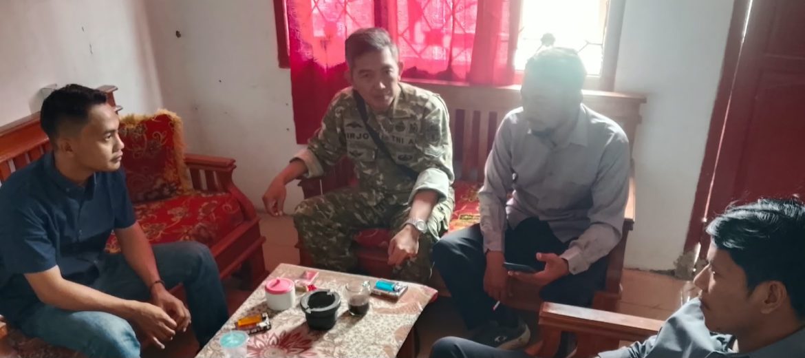 Babinsa Koramil 1608/Karangampel Komsos Bersama Warga Desa Sendang, Sampaikan Pesan Keamanan dan Rekrutmen TNI