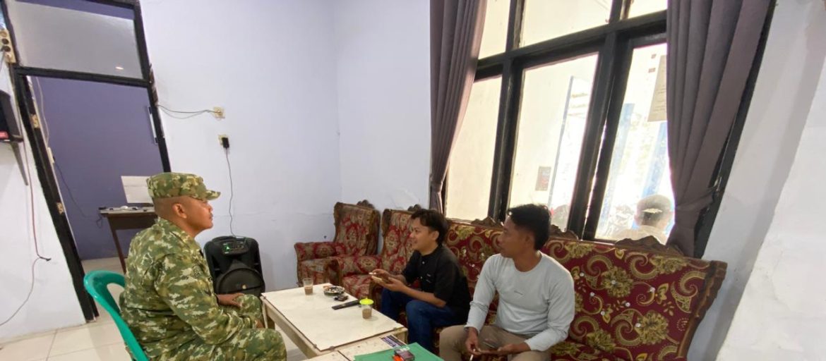 Pererat Kedekatan dengan Warga, Babinsa Koramil 1605/Sukagumiwang Gelar Komsos di Desa Jengkok