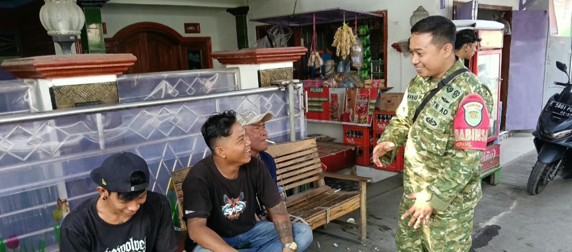 Babinsa Koramil 1601/Indramayu Gelar Komsos di Desa Karangsong, Ajak Warga Jaga Kamtibmas dan Kebersihan Lingkungan
