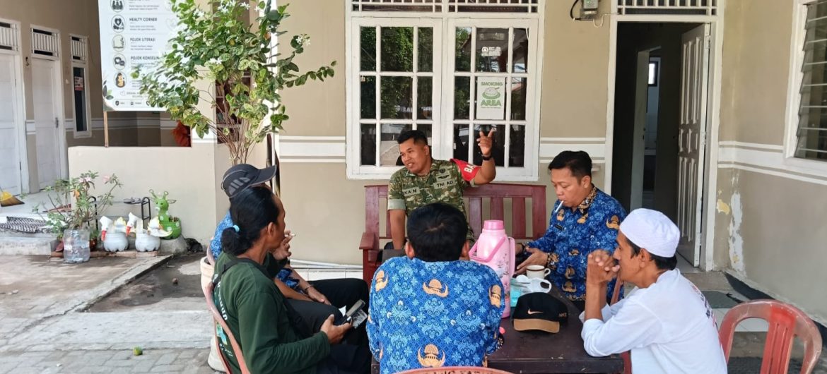 Pererat Silaturahmi dengan Warga, Babinsa Koramil 1601/Indramayu Ajak Masyarakat Balongan Jaga Kebersihan dan Keamanan Lingkungan