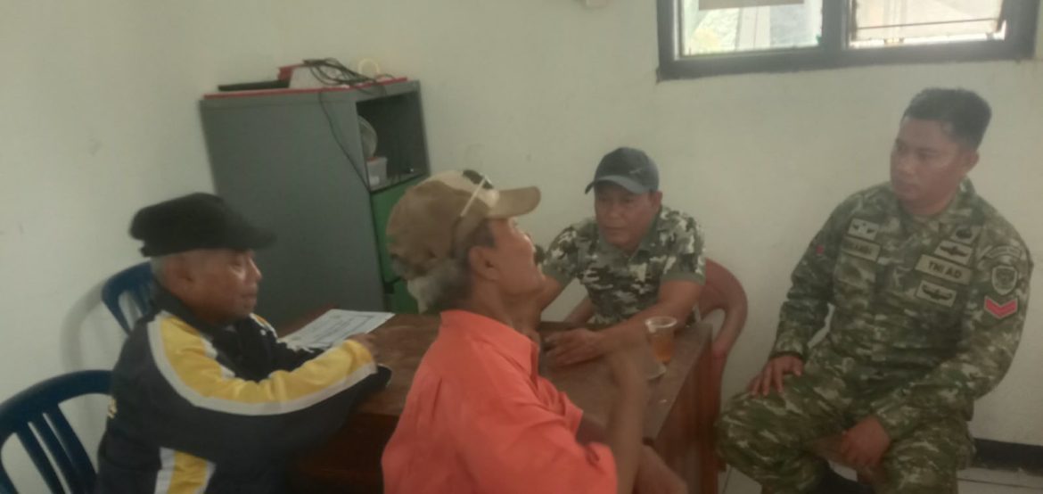 Babinsa Koramil 1601/Indramayu Komsos di Desa Pabean Udik, Ajak Warga Tingkatkan Keamanan dan Kebersihan Lingkungan