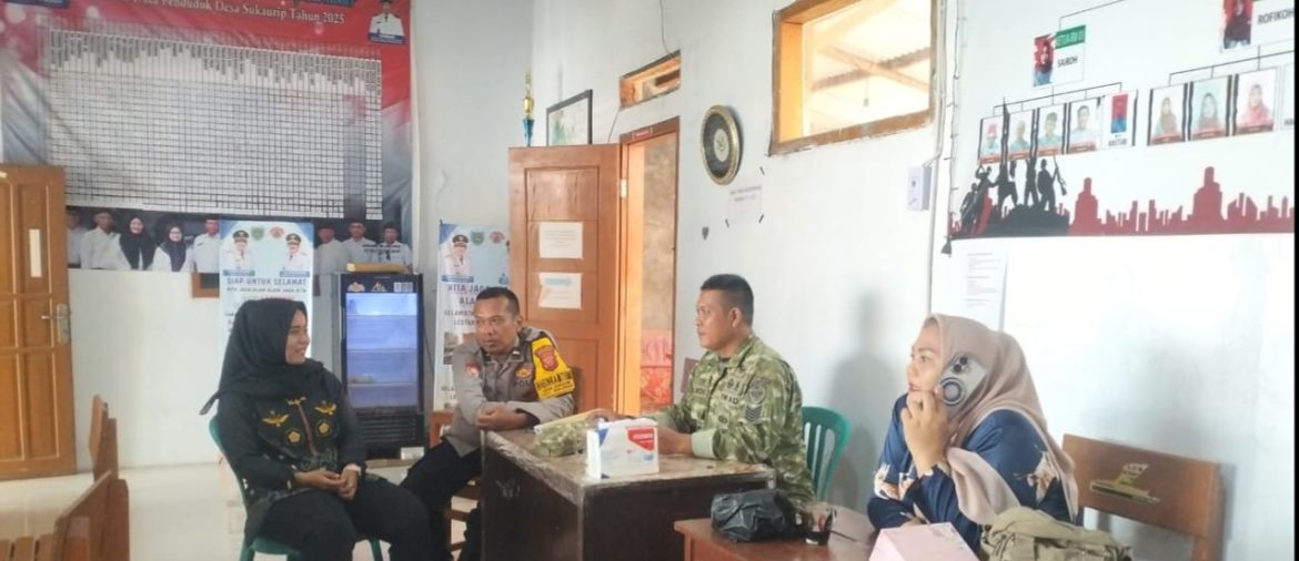Perkuat Keamanan Desa, Babinsa Koramil 1601 Indramayu dan Bhabinkamtibmas Gelar Komsos Bersama Perangkat Desa Sukaurip