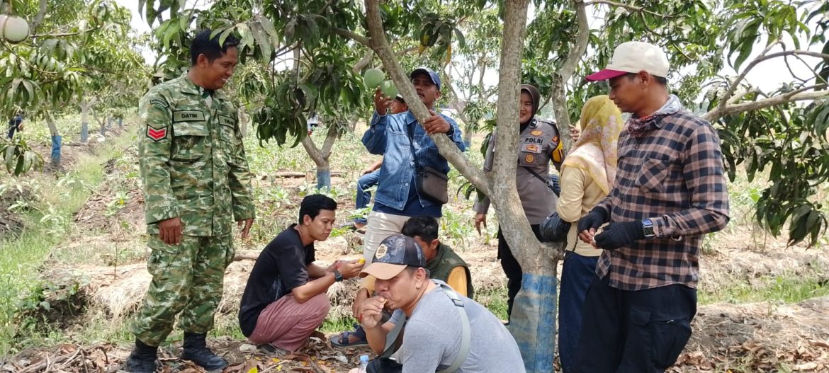 Perkuat Kedekatan dengan Warga, Babinsa Koramil 1601 Indramayu Ajak Masyarakat Rawadalem Jaga Kebersihan dan Keamanan Lingkungan