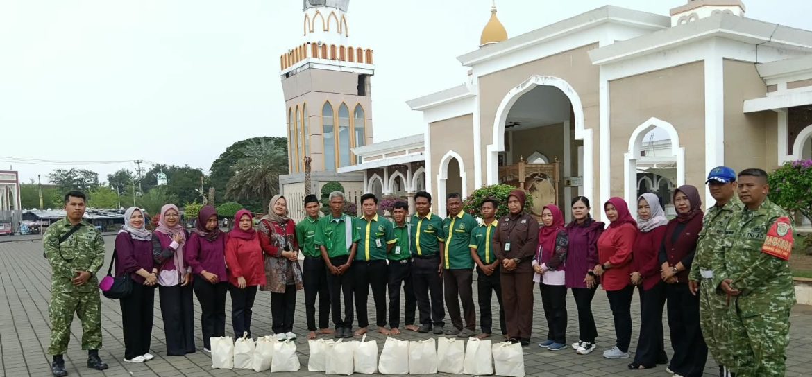 Jumat Berkah, Persit KCK Kodim 0616/Indramayu Bagikan Bingkisan kepada Tukang Becak hingga Marbot Masjid