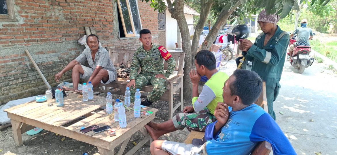 Perkuat Kedekatan dengan Petani, Babinsa Koramil 1601 Indramayu Sambangi Warga Desa Sudimampir Lor