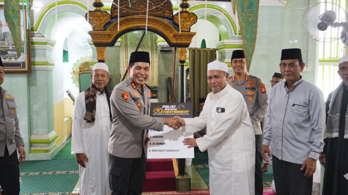 Kapolda Sumsel Salat Jumat Bersama Masyarakat di Masjid Lawang Kidul , Ajak Warga Jaga Kamtibmas