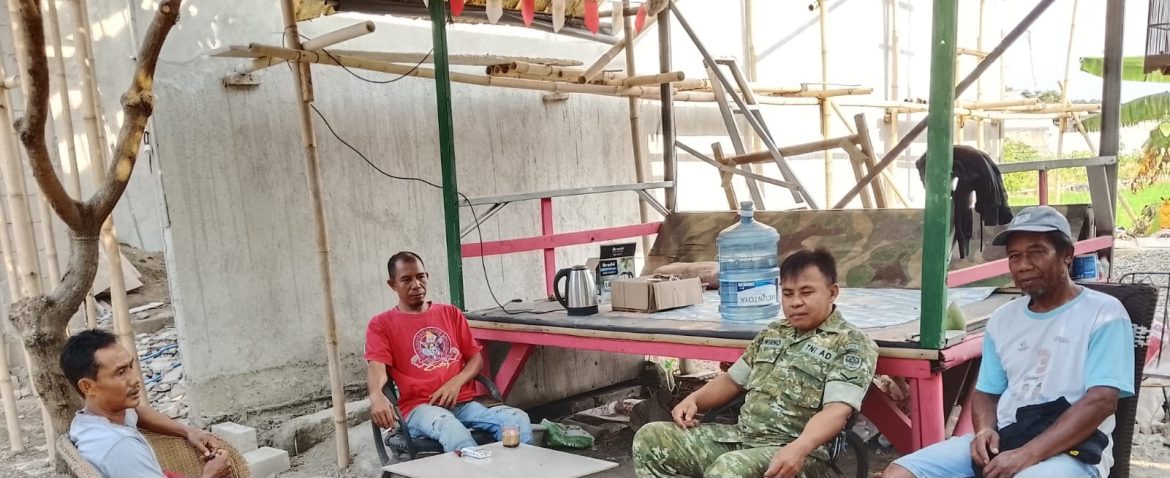 Pererat Silaturahmi dengan Warga, Babinsa Koramil 1605 Sukagumiwang Gelar Komsos di Desa Kliwed
