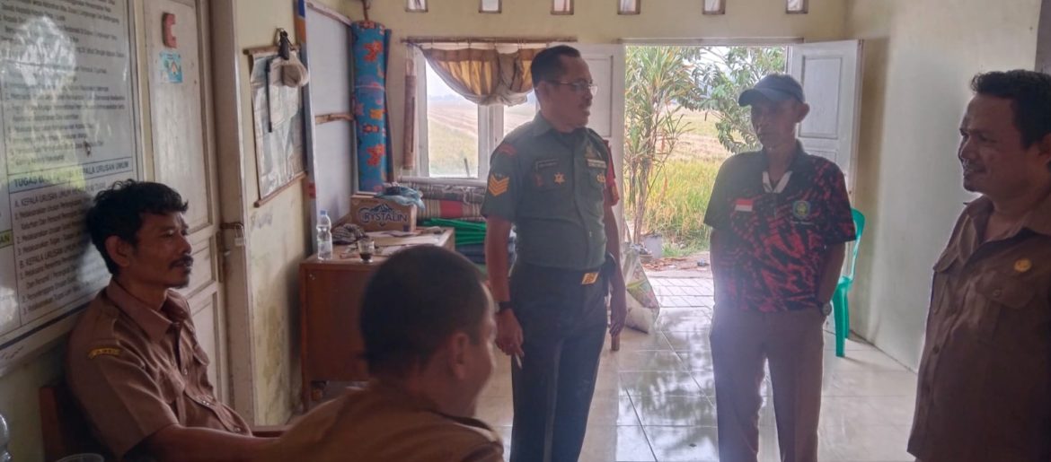 Jaga Kedekatan dengan Warga, Anggota Koramil 1601 Indramayu Ajak Masyarakat Peduli Kebersihan dan Kamtibmas