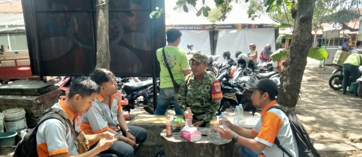 Pererat Kedekatan dengan Warga Pasar, Babinsa Koramil 1601 Indramayu Sampaikan Pesan Kamtibmas dan Bahaya Narkoba