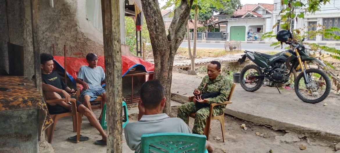 Cegah Kebakaran dan Kenalkan Peluang Pengabdian kepada Negara, Babinsa Koramil 1608 Karangampel Sambangi Warga Desa Tanjungpura