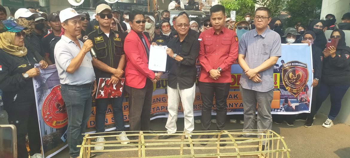 GBR Bawa Peti Jenazah ke Kejari Palembang, Desak Dugaan Mark Up Lampu Jalan Diusut Tuntas
