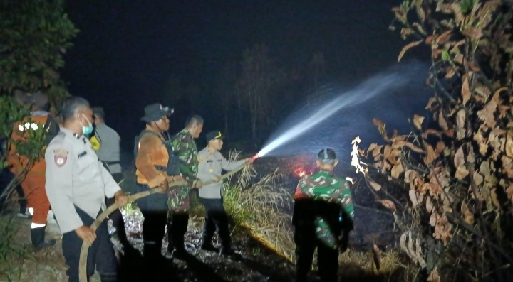 TNI-Polri, BPBD dan Warga Bersama Padamkan Karhutla di Desa Gasing