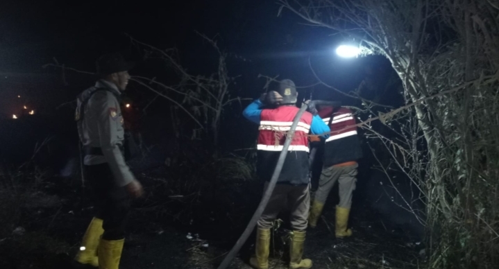 Respons Laporan Warga, Polisi dan MPA Padamkan Karhutla di Sungai Pinang ko