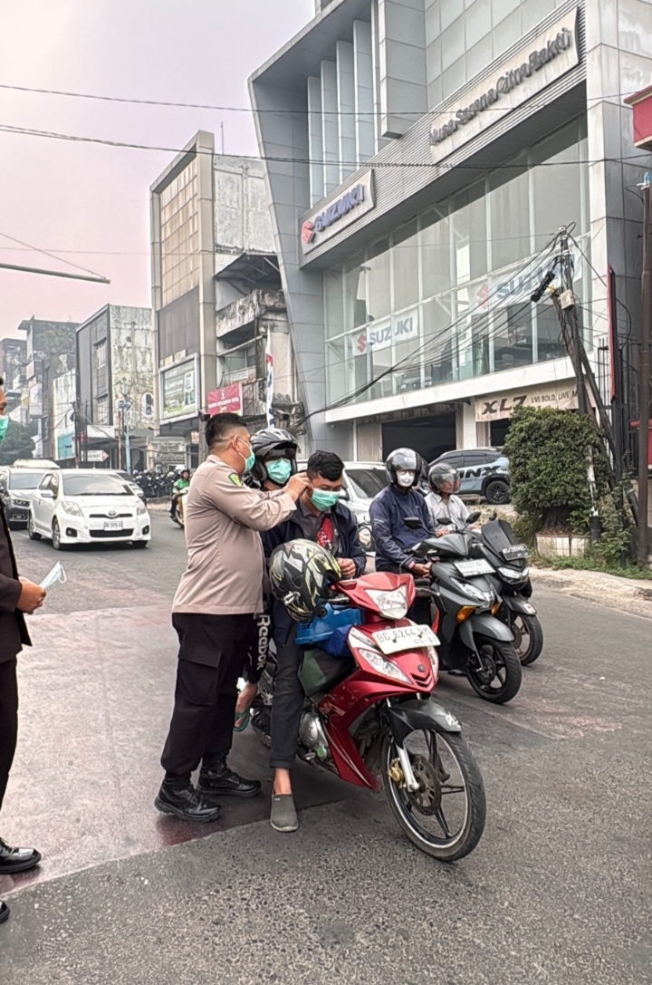 Polda Sumsel Salurkan 2.000 Masker di Palembang, Hadirkan Perlindungan Kesehatan bagi Warga