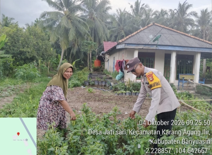 Bhabinkamtibmas Polsek Banyuasin ll Aiptu Puguh Wirawan, Dorong Masyarakat Manfaatkan Pekarangan Untuk Dukung Swasembada Pangan
