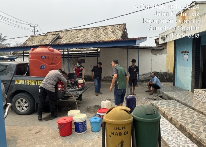 Wujud Kepedulian Polri, Polres Ogan Ilir Salurkan Bantuan Air Bersih Untuk Warga di Masjid Al-Khoiriyyah Timbangan Indralaya