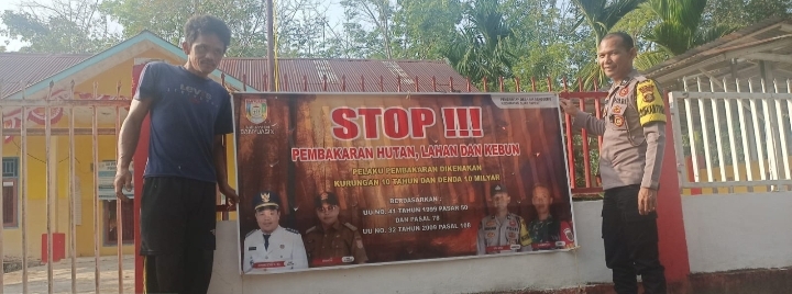 Cegah Karhutla, Bhabinkamtibmas Polsek Betung Sosialisasikan Maklumat Kapolda Sumsel di Desa Air Senggeris