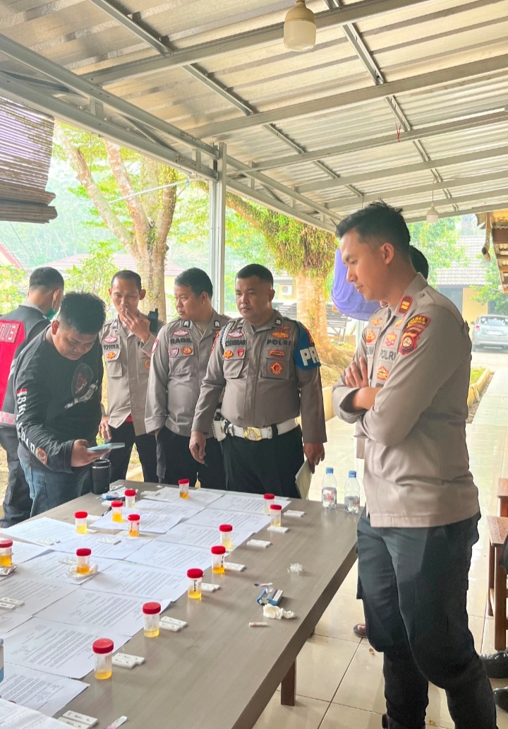 Pastikan Anggota Bebas Narkoba, Polsek BHL Tes Urine Seluruh Personel